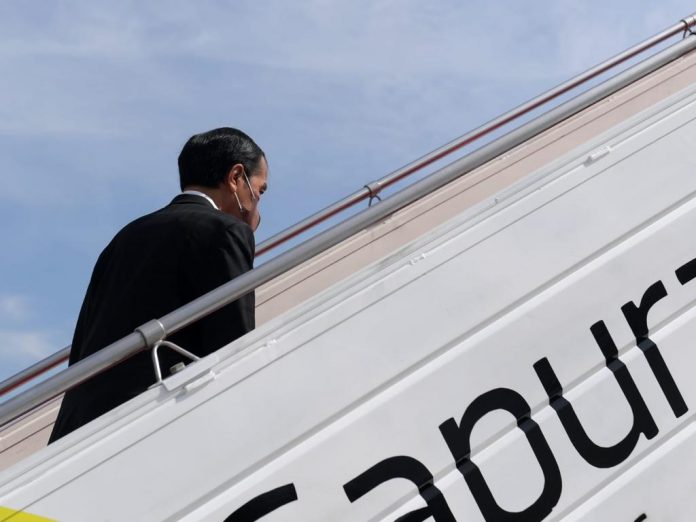 FOTO: Presiden Jokowi saat meninggalkan tanah air lakukan kunjungan kerjanya di beberapa negara sahabat dan hadiri KTT G20 di Roma Italy. Di Bandar udara Soekarno-Hatta, Tangerang, Provinsi Banten, Jumat, 29 Oktober 2021. (Setkab)