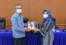 Setkab Jajaki Kerja Sama Pembinaan Penerjemah Pemerintah dengan UNS FOTO: Kapusbinter Setkab Sri Wahyu Utami memberikan buku Jurnal Penerjemahan sebagai cendera mata kepada Dekan FIB UNS Warto, Kamis (28/10/2021). (Foto: Humas Setkab/Agung)