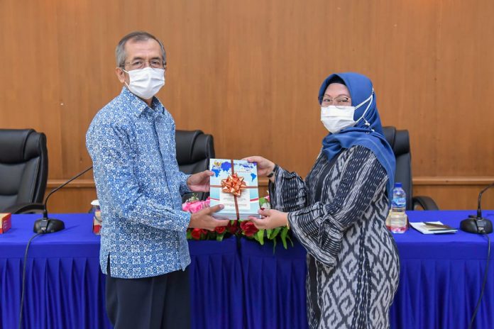 FOTO: Kapusbinter Setkab Sri Wahyu Utami memberikan buku Jurnal Penerjemahan sebagai cendera mata kepada Dekan FIB UNS Warto, Kamis (28/10/2021). (Foto: Humas Setkab/Agung)