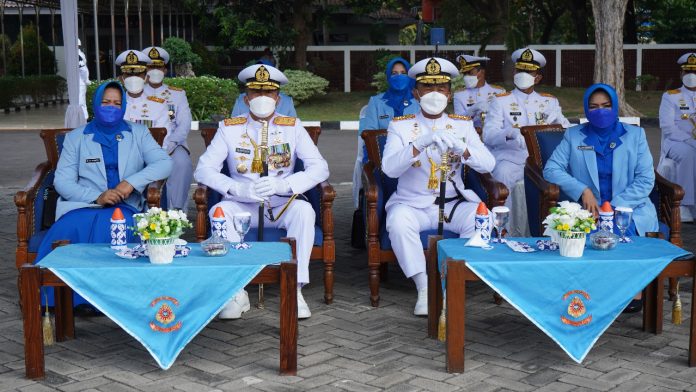 FOTO: Gubernur Akademi Angkatan Laut (AAL), Mayjend TNI (Mar) Nur Alamsyah, S.E., M.M., M.Tr (Han)., menghadiri Upacara Prasetya Perwira 758 perwira baru TNI AL lulusan Pendidikan Pembentukan Perwira Angkatan Laut Angkatan ke-51 dan Pendidikan Pembentukan Perwira Singkat (Diktukpakat) TNI AL TA. 2021. Jumat, (28/10)