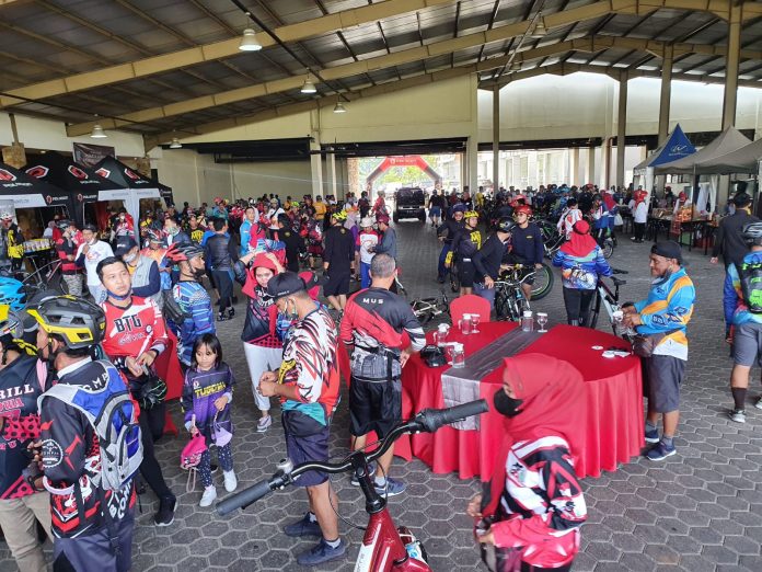 FOTO: Memperingati Hari Sumpah Harper Hotel Perintis Makassar Gelar Kegiatan Gowes dan Tanam Mangrove. Sabtu, (30/10)