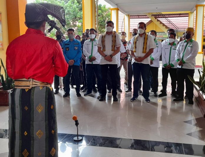 FOTO: Paling kiri, Bupati Gowa Adnan Purichta Ichsan dan Rachmat Sasmito, Pemuda Tani HKTI  Sulawesi Selatan melantik pengurus daerah kabupaten gowa di di Balai Besar Pelatihan Pertanian (BBPP) Batangkaluku, Sabtu (30/10).