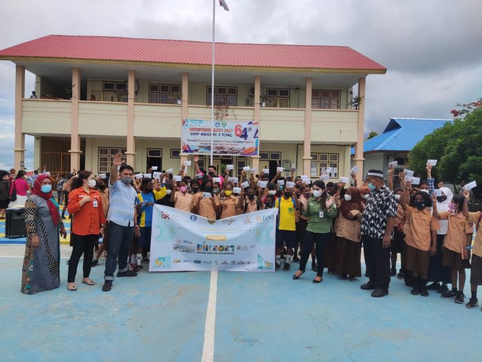 FOTO: BNI Cabang Pembantu Tual Bantu Siswa SMPN 3 Pembuatan Buku Rekening