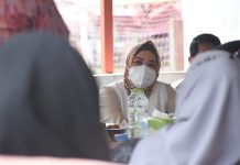 Nunung Dasniar Reses di Dapil, Warga Hartaco Soroti Pembangunan Toko Modern Alaska FOTO: Anggota DPRD Kota Makassar, Nunung Dasniar menggelar reses pertama masa persidangan pertama 2021-2022 di Kompleks Hartaco Permai, Kelurahan Tamalanrea Jaya, Kecamatan Tamalanrea, Sabtu (30/10).