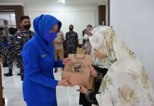 Danlantamal XI Merauke Ikuti Pembukaan Pelatihan Kemampuan Non Teknis Tenaga Pendidikan FOTO: Ketua Korcab XI DJA III Ny Dewi Edy Prakoso membagikan bingkisan berupa cendra mata usai kegiatan pembukaan pelatihan kemampuan non teknis tenaga pendidikan.