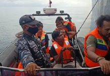 Tabrakan Kapal di Perairan Aru, KRI Tarakan-905 Selamatkan ABK, 4 Dalam Pencarian FOTO: ABK Kapal korban tabrakan kapal saat di evakuasi ke kapal KRI Tarakan-905 di perairan laut Aru. Jumat (29/10/2021).