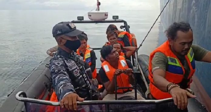 FOTO: ABK Kapal korban tabrakan kapal saat di evakuasi ke kapal KRI Tarakan-905 di perairan laut Aru. Jumat (29/10/2021).