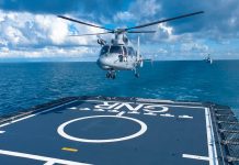 Dua Kapal Perang TNI AL Berhadapan dengan Kapal Perang Australia di Laut Jawa FOTO : Salah satu helikopter milik TNI AL saat melakukan pendaratan KRI I Gusti Ngurah Rai-332 saat lakukan latihan pertempuran laut di perairan laut Jawa. Minggu, (31/10)