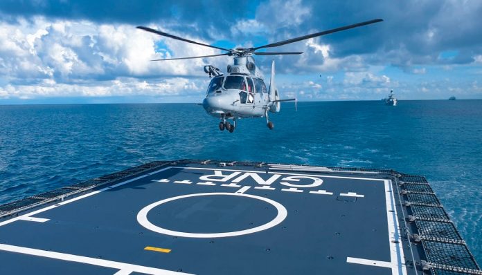 FOTO : Salah satu helikopter milik TNI AL saat melakukan pendaratan KRI I Gusti Ngurah Rai-332 saat lakukan latihan pertempuran laut di perairan laut Jawa. Minggu, (31/10)