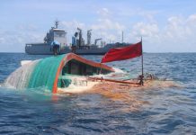 Tabrakan Kapal di Perairan Laut Aru, KRI Tarakan-905 dan Prajurit Kopaska Koarmada III Temukan Kapal KM Maju IX FOTO KRI Tarakan-905 dan Prajurit Kopaska Koarmada III Temukan KM Maju IX Terbalik Setelah Ditabrak MT New Global di Laut Aru. Minggu (31/10)