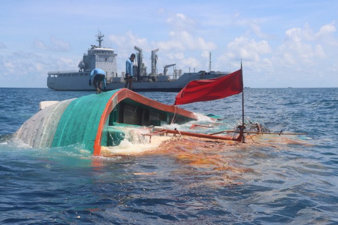 FOTO KRI Tarakan-905 dan Prajurit Kopaska Koarmada III Temukan KM Maju IX Terbalik Setelah Ditabrak MT New Global di Laut Aru. Minggu (31/10)