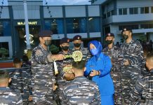 Penyiraman Tirta Amertha Putera Samudera Dewa Ruci, Warnai Tradisi Penerimaan Perwira Remaja AAL LXVI TA 2021 FOTO: Pangkoarmada II Laksda TNI Dr Iwan Isnurwanto, SH, MAP, M.Tr.(Han), lakukan Penyiraman Tirta Amertha Putera Samudera Dewa Ruci, Warnai Tradisi Penerimaan Perwira Remaja AAL LXVI TA 2021. Senin, (1/11)