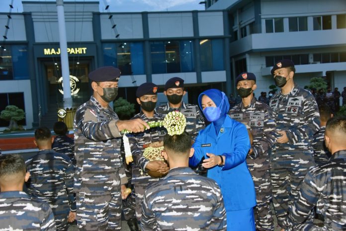 FOTO: Pangkoarmada II Laksda TNI Dr Iwan Isnurwanto, SH, MAP, M.Tr.(Han), lakukan Penyiraman Tirta Amertha Putera Samudera Dewa Ruci, Warnai Tradisi Penerimaan Perwira Remaja AAL LXVI TA 2021. Senin, (1/11)