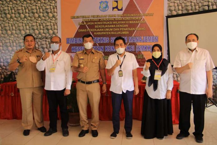 FOTO: Bupati hadiri kegiatan Bimtek SMKK yang digelar Dinas PUPR kabupaten Bulukumba. Senin, (1/11) 