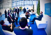 Dari Roma, Presiden Jokowi Bertolak ke Glasgow FOTO: Presiden Joko Widodo berbincang dengan delegasi Indonesia di sela rangkaian KTT G20 Roma, di Italia, Minggu (31/10/2021). (Foto: BPMI Setpres/Laily Rachev)