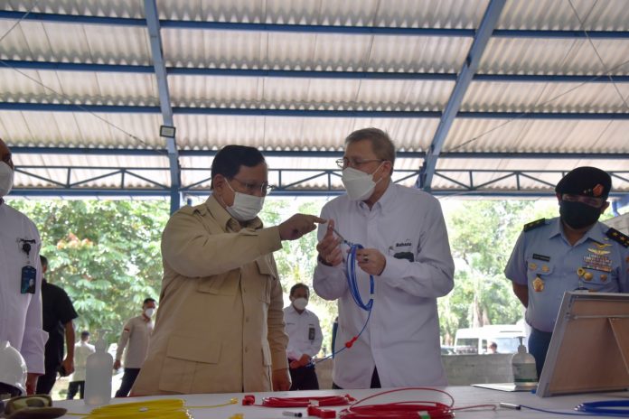 FOTO: Menteri Pertahanan Prabowo Subianto melakukan kunjungan kerja ke Kawasan Energetic Material Center milik PT Dahana (Persero) di Subang, Jawa Barat, Senin (1/11) guna memeriksa kesiapan industri pertahanan, khususnya propelan di PT Dahana.