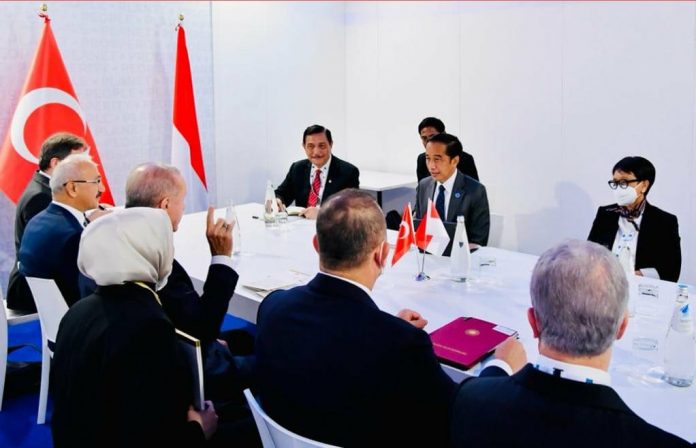 FOTO: Presiden Joko Widodo menggelar pertemuan bilateral dengan Presiden Turki Recep Tayyip Erdogan, di sela KTT G20, di La Nuvola, Roma, Italia, Sabtu (30/10/2021). (Foto: BPMI Setpres/Laily Rachev)