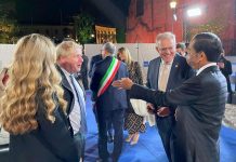 Presiden Jokowi Saksikan Pertunjukan Kebudayaan dan Hadiri Jamuan Santap Malam G20 FOTO: Presiden Joko Widodo berbincang dengan PM Belanda dan Presiden Republik Korea di sela rangkaian KTT G20 Roma, di Italia, Sabtu (30/10/2021). (Foto: BPMI Setpres/Laily Rachev)