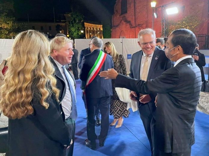 FOTO: Presiden Joko Widodo berbincang dengan PM Belanda dan Presiden Republik Korea di sela rangkaian KTT G20 Roma, di Italia, Sabtu (30/10/2021). (Foto: BPMI Setpres/Laily Rachev)