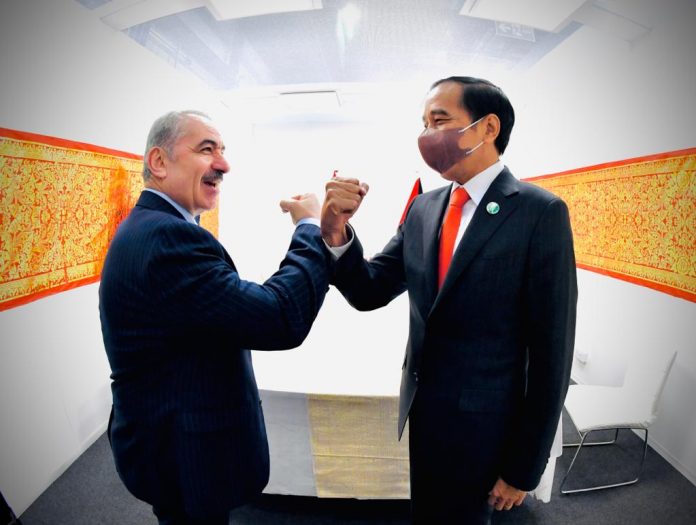 IMG-20211102-WA0039 FOTO: Presiden Joko Widodo melakukan pertemuan bilateral dengan PM Palestina Mohammad Ibrahim Shtayyeh, di sela-sela KTT Pemimpin Dunia COP26, di Scottish Event Campus, Glasgow, Skotlandia, Senin (01/11/2021). (Foto: BPMI Setpres/Laily Rachev)