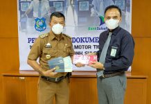 Pemkab Terima Dokumen 10 Motor Sampah Bantuan CSR Bank Sulselbar FOTO: Bupati H. A. Muchtar Ali Yusuf disaksikan oleh sejumlah Kepala Bagian Setda serta jajaran Bank Sulselbar Cabang Bulukumba, Selasa (2/11/2021) di Ruang Rapat Bupati.