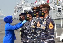 99 Hari Arungi Lautan Nusantara Kapal Latih, KRI Bima Suci Tiba di Koarmada II Surabaya FOTO: Perwira dan awak kapal KRI Bima Suci Tiang Tinggi tiba di Koarmada II Disambut di Dermaga Madura Surabaya usai 99 Hari Arungi Lautan Nusantara. Selasa, (2/11)