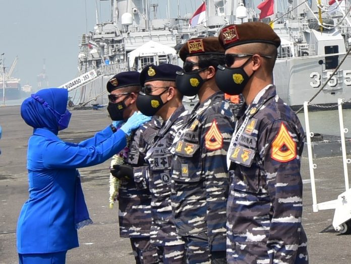 FOTO: Perwira dan awak kapal KRI Bima Suci Tiang Tinggi tiba di  Koarmada II Disambut di Dermaga Madura Surabaya usai 99 Hari Arungi Lautan Nusantara. Selasa, (2/11)