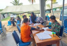 TNI AL Kebut Vaksinasi Serbuan Maritim di Balai Pengobatan Diskes Lantamal XI Merauke FOTO: Salah satu warga kota Merauke saat menerima dosis vaksin COVID-19. Yang digelar Pangkalan Utama TNI Angkatan Laut (Lantamal) XI Merauke. Selasa, (2/11)