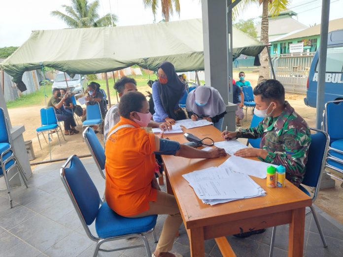 FOTO: Salah satu warga kota Merauke saat menerima dosis vaksin COVID-19. Yang digelar Pangkalan Utama TNI Angkatan Laut (Lantamal) XI Merauke. Selasa, (2/11)