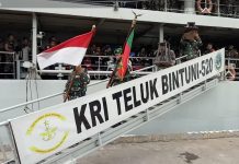 Sandar di Lantamal Merauke, KRI Teluk Bintuni-520 Bawa Pasukan Pamtas RI-PNG FOTO: KRI Teluk Bintuni-520 Sandar Di Lantamal Merauke, Bawa Pasukan Pamtas RI-PNG. Selasa, (2/11)
