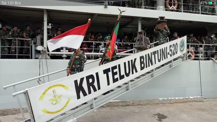 FOTO: KRI Teluk Bintuni-520 Sandar Di Lantamal Merauke, Bawa Pasukan Pamtas RI-PNG. Selasa, (2/11)