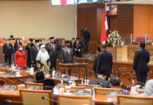 Paulus Umbrungge Resmi Sebagai Anggota DPR RI dari Fraksi PAN Pengganti Antar-Waktu FOTO: Suasana pelantikan Penganti Antar Waktu (PAW). Rapat Paripurna DPR RI melantik lima Anggota Pengganti Antar-Waktu (PAW) DPR RI dari tiga Fraksi, yakni Fraksi PDI-Perjuangan, Fraksi Partai Keadilan Sejahtera (F-PKS) dan Fraksi Partai Amanat Nasional (F-PAN). Senin, (1/11)