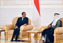 Presiden Jokowi Akan Bertemu Pangeran MBZ hingga Pebisnis PEA di Abu Dhabi FOTO: Presiden Joko Widodo berbincang dengan Menteri Energi PEA Suhail Al Mazroui, di Bandara Internasional Abu Dhabi, Rabu (03/11/2021). (Foto: BPMI Setpres/Laily Rachev)