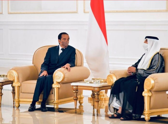 FOTO: Presiden Joko Widodo berbincang dengan Menteri Energi PEA Suhail Al Mazroui, di Bandara Internasional Abu Dhabi, Rabu (03/11/2021). (Foto: BPMI Setpres/Laily Rachev)
