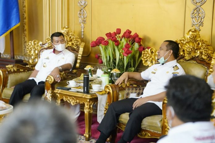 FOTO: Kiri, Bupati Bulukumba Muchtar Ali Yusuf saat diterima Plt Gubernur Sulsel Andi Sudirman Sulaiman di kantor Gubernur Jl. Urip Sumihardjo kota Makassar. Rabu, (3/11)