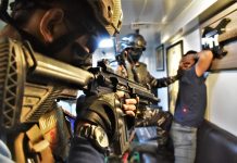 Solid, TNI AL dan RAN Gagalkan Penyelundupan Sabu di Laut Bali FOTO: Tim Visit Boarding Search And Seizure (VBSS) dari KRI I Gusti Ngurah Rai-332 dan juga tim VBSS dari HMAS Anzac F-150 lakukan kegiatan simulasi di perairan Laut Bali. Rabu, (3/11)