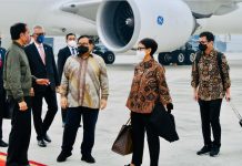 Tanpa Penyambutan, Presiden Tiba di Tanah Air FOTO: Presiden Joko Widodo didampingi Seskab Pramono Anung dan Menlu Retno LP Marsudi saat tiba di Indonesia, Jumat (05/11/2021). (Foto: BPMI Setpres/Laily Rachev)