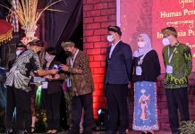 Pemkab Gowa Terima Penghargaan Anugerah Media Humas Kategori Medsos Terbaik dari Kemkominfo FOTO: Asdep Humas dan Protokol Setkab, Said Muhidin, saat menerima trofi penghargaan Medsos Terbaik I AMH 2021 Kategori K/L, BUMN, BUMD, dan PTN, Kamis (04/11/2021), Hotel Merusaka Nusa Dua, Bali. (Foto: Humas Setkab)