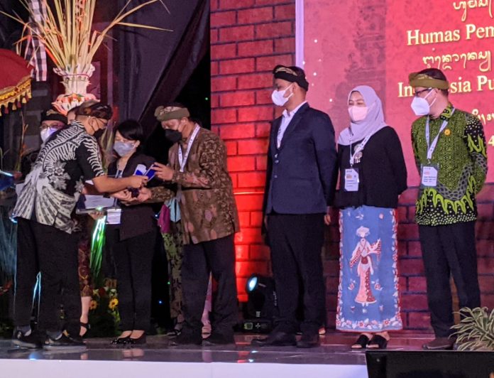 FOTO: Asdep Humas dan Protokol Setkab, Said Muhidin, saat menerima trofi penghargaan Medsos Terbaik I AMH 2021 Kategori K/L, BUMN, BUMD, dan PTN, Kamis (04/11/2021), Hotel Merusaka Nusa Dua, Bali. (Foto: Humas Setkab)