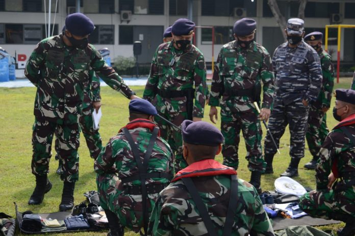 FOTO: Komandan Pusat Pendidikan Pelaut Komando Pendidikan Operasi Laut Komandan Komando Pembinaan Doktrin Pendidikan dan Latihan TNI AL Kolonel Laut (P) Andike Sry Mutia, S.Sos menggelar Apel Gabungan sekaligus melaksanakan inspeksi kesiapan Lattek Pelayaran Wira Jala Yudha XIV/2021 Siswa Pusdikpel yang dilaksanakan di Lapangan Apel Sekolah Artileri (Seart) Kesatrian Kodiklatal Bumimoro Surabaya, Jumat, (5/11/2021).