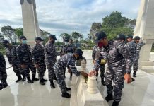 Inilah Tokoh Pahlawan Nasional Banjarmasin yang jadi Inspirasi Prajurit KRI Hasan Basri-382 FOTO: Prajurit KRI Hasan Basri-382 lakukan ziarah kubur dimakam Pahlawan Nasional Banjarmasin Brigjen TNI (Purn) H. Hasan Basry. Rabu, (3/11) lalu.