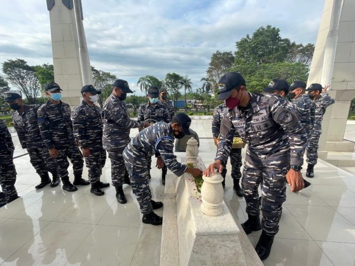 FOTO: Prajurit KRI Hasan Basri-382 lakukan ziarah kubur dimakam Pahlawan Nasional Banjarmasin Brigjen TNI (Purn) H. Hasan Basry. Rabu, (3/11) lalu.