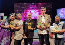 Bachtiar Adnan Kusuma, Hadirkan Novelis Wolter Mongisidi, Bedah Koherensi Paragraf di Gema Athirah FOTO: Syamril dan buku karyanya bersama Tokoh Literasi Bachtiar Adnan Kusuma usai Acara CCM TVRI Sulsel, Host Nojeng memegang buku karya Amir Uskara Ayo Membangun Desa, Jumat, (5/11)