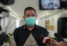Komisi I Yakin Andika Perkasa Mampu Bawa TNI Jadi Lebih Profesional FOTO: Wakil Ketua Komisi I DPR RI Abdul Kharis Almasyhari (kanan) foto bersama calon Panglima TNI Jenderal Andika Perkasa sebelum RDPU, di Ruang Rapat Komisi I DPR RI, Gedung Nusantara II, Senayan, Jakarta, Sabtu (6/11/2021). Foto: Foto: Geraldi/Man