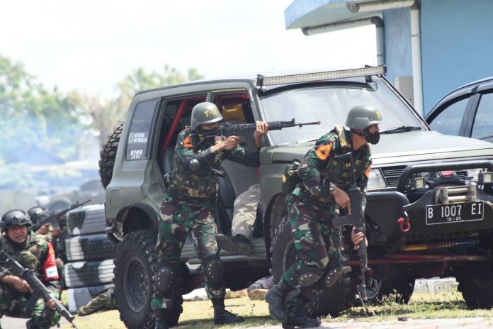 FOTO: 23 Taruna Akademi Angkatan Laut (AAL) Korps Marinir Tingkat lll Angkatan ke-68 terlibat latihan Operasi Pertempuran Kota Korps Marinir, Sabtu (6/11).