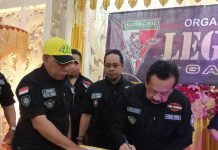 Irjen Purnawirawan Polisi Suedi Husein, Bergabung ke Ormas Legend Kiwal Garuda Hitam FOTO: Kanan Irjen Pol (P) Drs. Suedi Husein,SH saat menandatangani persetujuan sebagai bagian dari Ormas Legend Kiwal Garuda Hitam didampingi Kanan, Andi Satria Hamzah Ketum Legend Kiwal Garuda Hitam di Ruang Pertemuan Lantai 2 Balai Aroepala. Sabtu, (6/11)