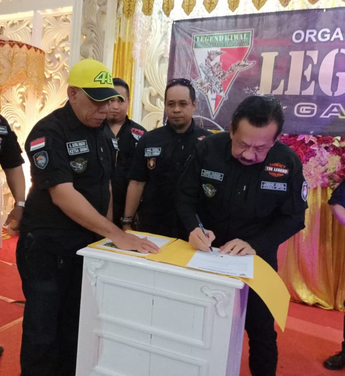 FOTO: Kanan Irjen Pol (P) Drs. Suedi Husein,SH saat menandatangani persetujuan sebagai bagian dari Ormas Legend Kiwal Garuda Hitam didampingi Kanan, Andi Satria Hamzah Ketum Legend Kiwal Garuda Hitam di Ruang Pertemuan Lantai 2 Balai Aroepala. Sabtu, (6/11)