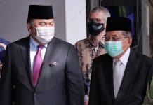 JK dan RG Asal Sulawesi, Saksi Pernikahan Keluarga Jawa FOTO: Kiri Politisi partai Nasdem yang juga Wakil ketua DPR RI, Dr. (HC) Rachmat Gobel (RG) saat bersama mantan wakil presiden Muhammad Jusuf Kalla di acara resepsi pernikahan yang berlangsung di di grand ballroom hotel Pullman Grand Sentral Bandung, Sabtu, (30/10) lalu.