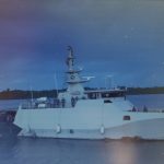 TNI AL Kerahkan 2 Kapal Perang Lancarkan Serbuan Vaksinasi di Pulau Terpencil Papua Barat FOTO: KRI Tatihu-853 melaksanakan serbuan vaksinasi maritim di pulau-pulau kecil Yeelu dan Misool, Papua Barat, Sabtu, 6 November 2021.