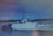 TNI AL Kerahkan 2 Kapal Perang Lancarkan Serbuan Vaksinasi di Pulau Terpencil Papua Barat FOTO: KRI Tatihu-853 melaksanakan serbuan vaksinasi maritim di pulau-pulau kecil Yeelu dan Misool, Papua Barat, Sabtu, 6 November 2021.
